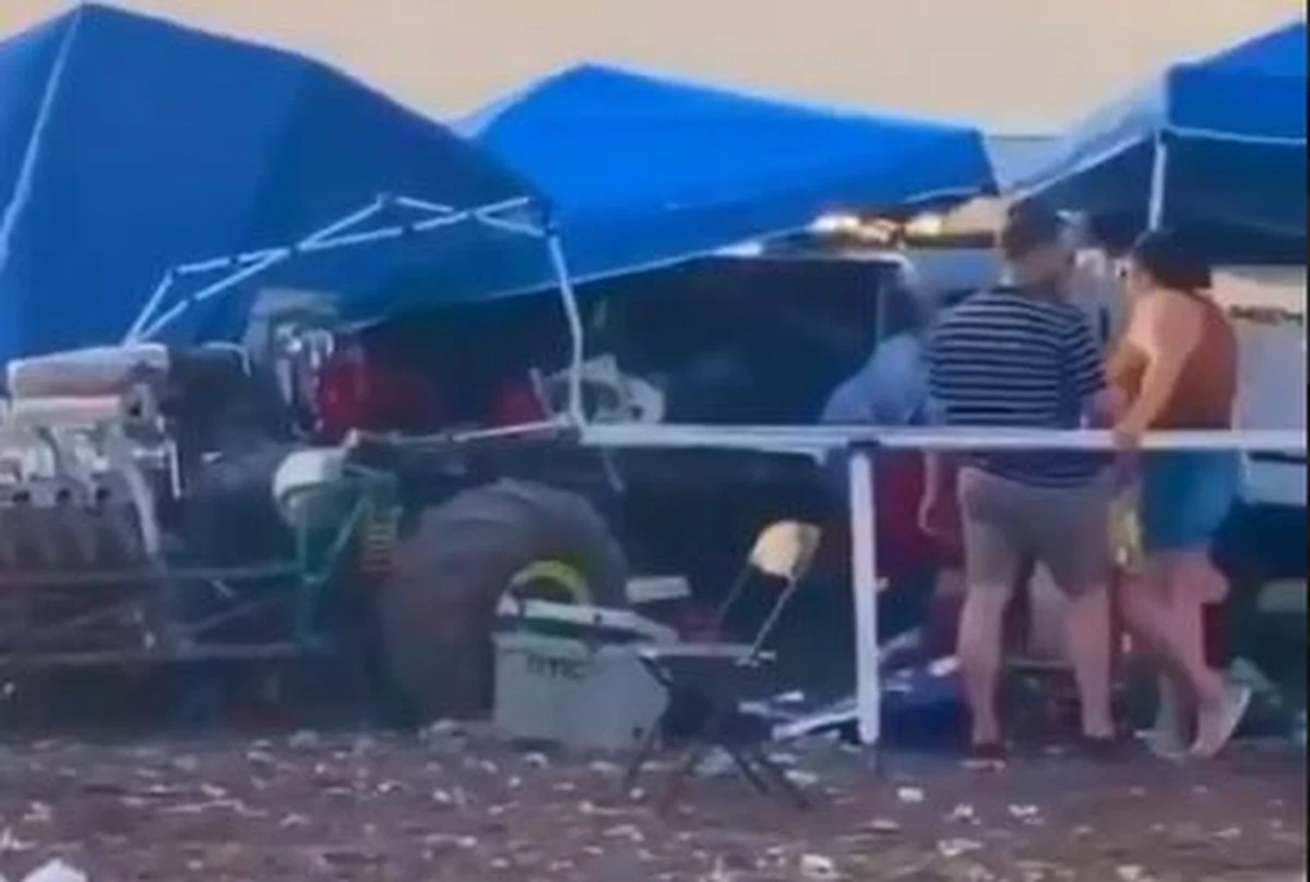 Samochód terenowy wypadł z toru w trakcie wyścigu w Teksasie. Wiele osób jest rannych, sprawę bada policja. Przed szpitalem, do którego przewieziono ofiary, zbierają się ich bliscy. 