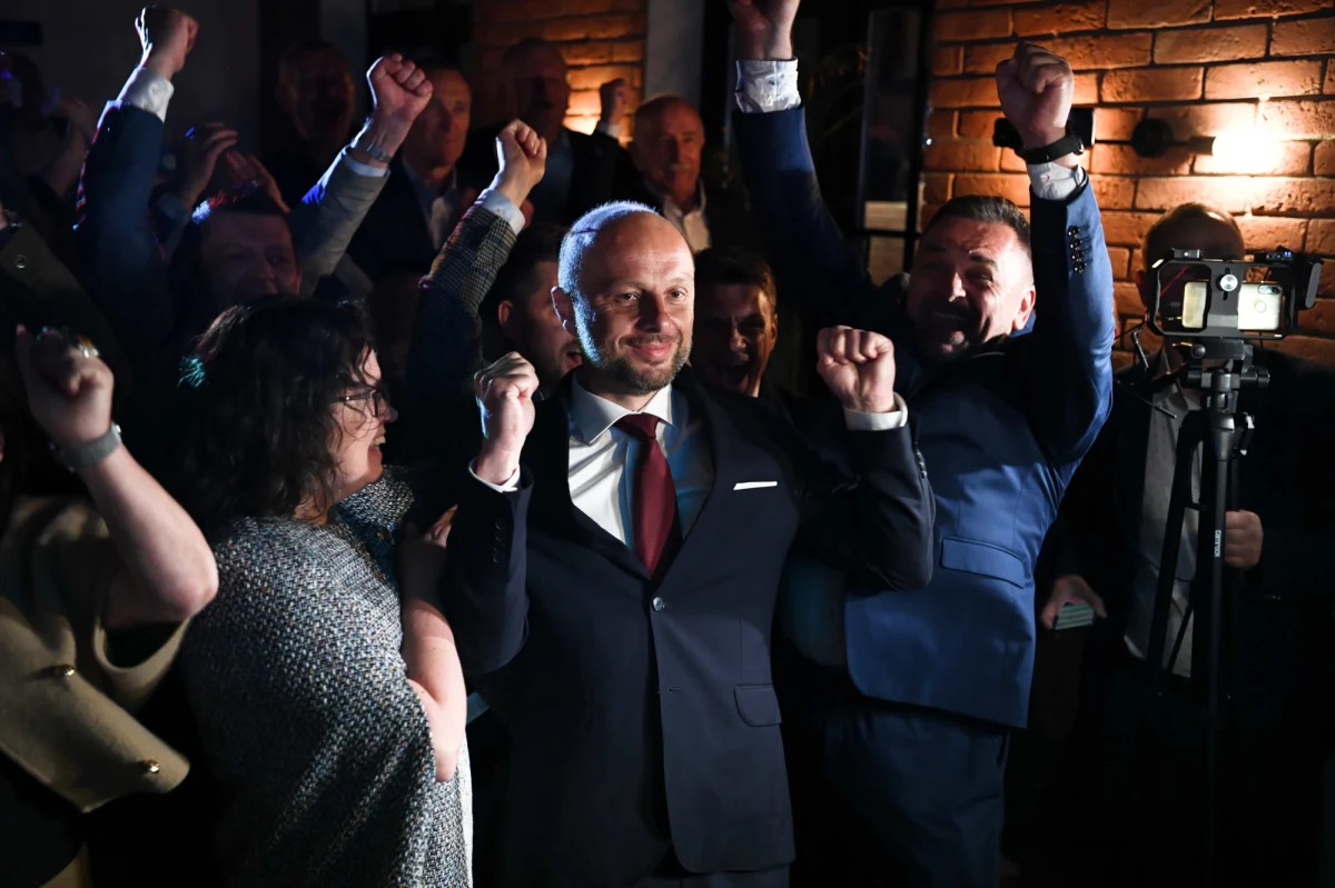 Nie milkną komentarze po ogłoszeniu wyników wczorajszych wyborów na prezydenta Rzeszowa. Został nim Konrad Fijołek. "To trochę klęska prawicy" - ocenił w Porannej rozmowie w RMF FM poseł Prawa i Sprawiedliwości Marek Suski. "To dzwonek alarmowy. Jeżeli nie przekroczymy podziałów, które spiętrzyły się w Zjednoczonej Prawicy, to wyborcy w wyborach parlamentarnych mogą pokazać nam czerwoną kartkę" - ostrzegał natomiast lider Porozumienia Jarosław Gowin. Opozycja z kolei uznała, że to jej największe zwycięstwo do wyborów na prezydenta Warszawy w 2018 roku. 