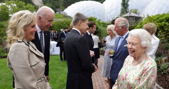 Prezydent USA Joe Biden złamał protokół, ujawniając publicznie, o czym rozmawiał podczas spotkania z królową Elżbietą II. Jak zauważają brytyjskie media, popełnił też faux pas nie zdejmując okularów słonecznych, gdy był jej przedstawiany.