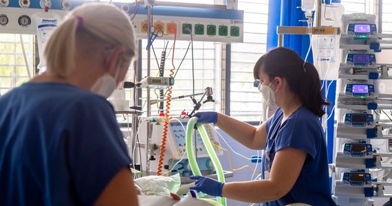 Południowokoreańska firma farmaceutyczna Celltrion ogłosiła, że jej leczenie przeciwciałem Covid-19 znacznie skróciło czas powrotu do zdrowia chorych i tempo rozwoju ciężkich objawów - informuje południowokoreański anglojęzyczny dziennik "The Korea Herald".