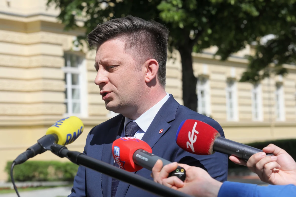 Prokuratura Okręgowa w Warszawie wszczęła śledztwo po ataku na skrzynkę mailową szefa Kancelarii Prezesa Rady Ministrów Michała Dworczyka - dowiedziała się Polska Agencja Prasowa. "Wejście na konto ministra Michała Dworczyka i co za tym idzie, uzyskanie dostępu do jego e-maili, nastąpiło na skutek podania poprawnego loginu i hasła. Naszym zdaniem przestępcy albo wyłudzili hasło od żony ministra albo używała ona takiego samego hasła u innych usługodawców i tam był wyciek" - poinformowała Wirtualna Polska. W komunikacie podkreślono także, że Dworczyk nie korzystał z uwierzytelniania dwuskładnikowego, które zapewniłoby jego skrzynce większe bezpieczeństwo. 