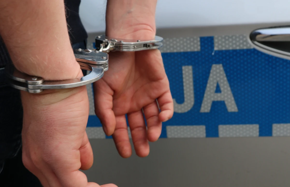 ​Podczas imprezy urodzinowej małego dziecka w wynajętej świetlicy pod Mławą doszło do zabójstwa. 33-letni ojciec zaatakował ostrym narzędziem 28-latka. Mężczyźnie postawiono zarzuty.