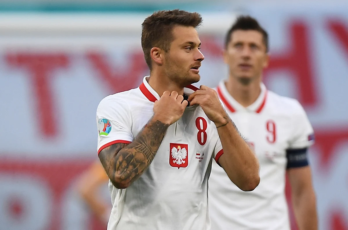 "Przespaliśmy pierwszą połowę" - podkreślił Karol Linetty po przegranym meczu ze Słowacją 1:2 (0:1). Zdobywca jedynej bramki dla Polski zaznaczył, że biało-czerwoni nie grali w tej części gry tak, jak powinni i jak zakładali. 