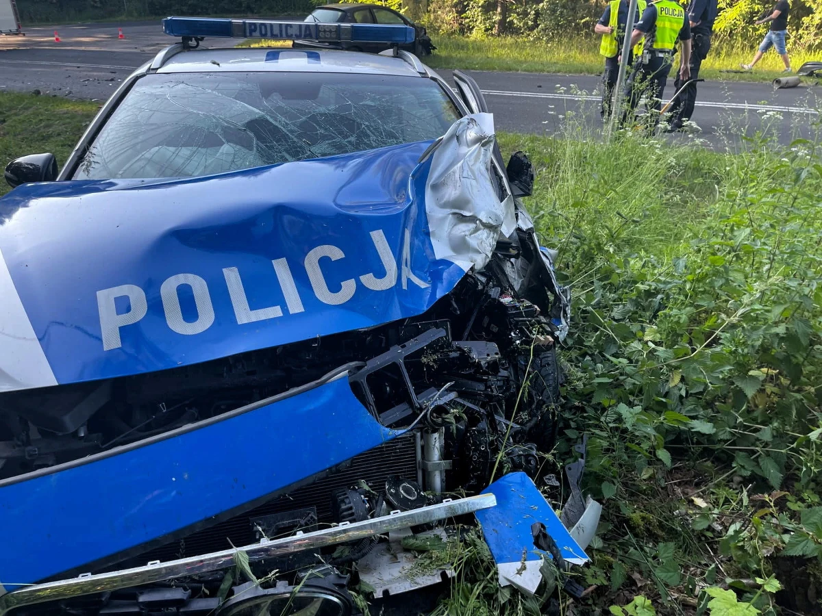 Cztery osoby, w tym dwóch policjantów, zostało rannych w wypadku na drodze wojewódzkiej nr 197 w okolicy miejscowości Waliszewo między Gnieznem a Kiszkowem w Wielkopolsce.