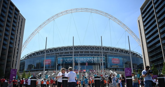 Podczas finału piłkarskich mistrzostw Europy na trybunach stadionu Wembley będzie mogło zasiąść najprawdopodobniej 45 tysięcy kibiców. Obiekt może pomieścić aż 90 tysięcy kibiców, co oznacza, że brytyjski rząd ma w planach wpuścić tylko połowę z nich. Finał Euro 2020 rozegrany zostanie 11 lipca.