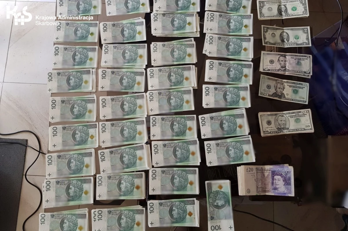 Prawie 400 milionów złotych stracił Skarb Państwa na działalności zorganizowanej grupy przestępczej rozbitej przez funkcjonariuszy administracji skarbowej i CBŚP. Zatrzymano 4 osoby podejrzane o wystawienie fałszywych faktur na kwotę ponad 2 miliardów złotych. 