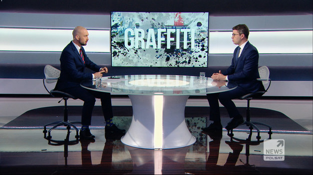 Premier Mateusz Morawiecki zwrócił się o niejawne posiedzenie Sejmu w sprawie cyberataków - zapowiedział w "Graffiti" na antenie Polsat News rzecznik rządu Piotr Müller. Ma to związek ze zhakowaniem prywatnej skrzynki mailowej szefa KPRM Michała Dworczyka. Ofiarą hakerów padło jednak więcej osób. Skala ataków jest bardzo poważna - przekazał Müller.