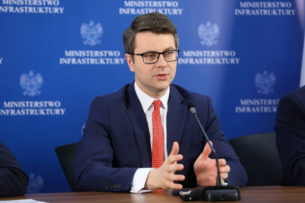 Premier zwrócił się w poniedziałek wieczorem do marszałek Sejmu o zwołanie posiedzenia Sejmu w trybie niejawnym – ujawnił podczas konferencji prasowej rzecznik rządu Piotr Müller. Jak dodał, tematem ma być kwestia cyberataków, które dotknęły polskich urzędników. "Skala ataków jest bardzo poważna" - przekonuje rzecznik rządu. Do tej informacji odniosła się wicemarszałek Małgorzata Kidawa-Błońska, która poinformowała, że posiedzenie, o które wnioskował premier odbędzie się w środę.