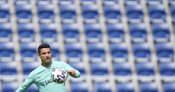 Portugalczyk Cristiano Ronaldo zapisał się na kartach historii futboli na zawsze. Piłkarz regularnie przekracza granice i stwarza nowe wyzwania. Wymieniamy, jakie rekordy może pobić w tym roku. Pierwszą okazję będzie miał już dzisiaj o 18:00 podczas meczu Portugali z Węgrami na Puskas Arenie w Budapeszcie.