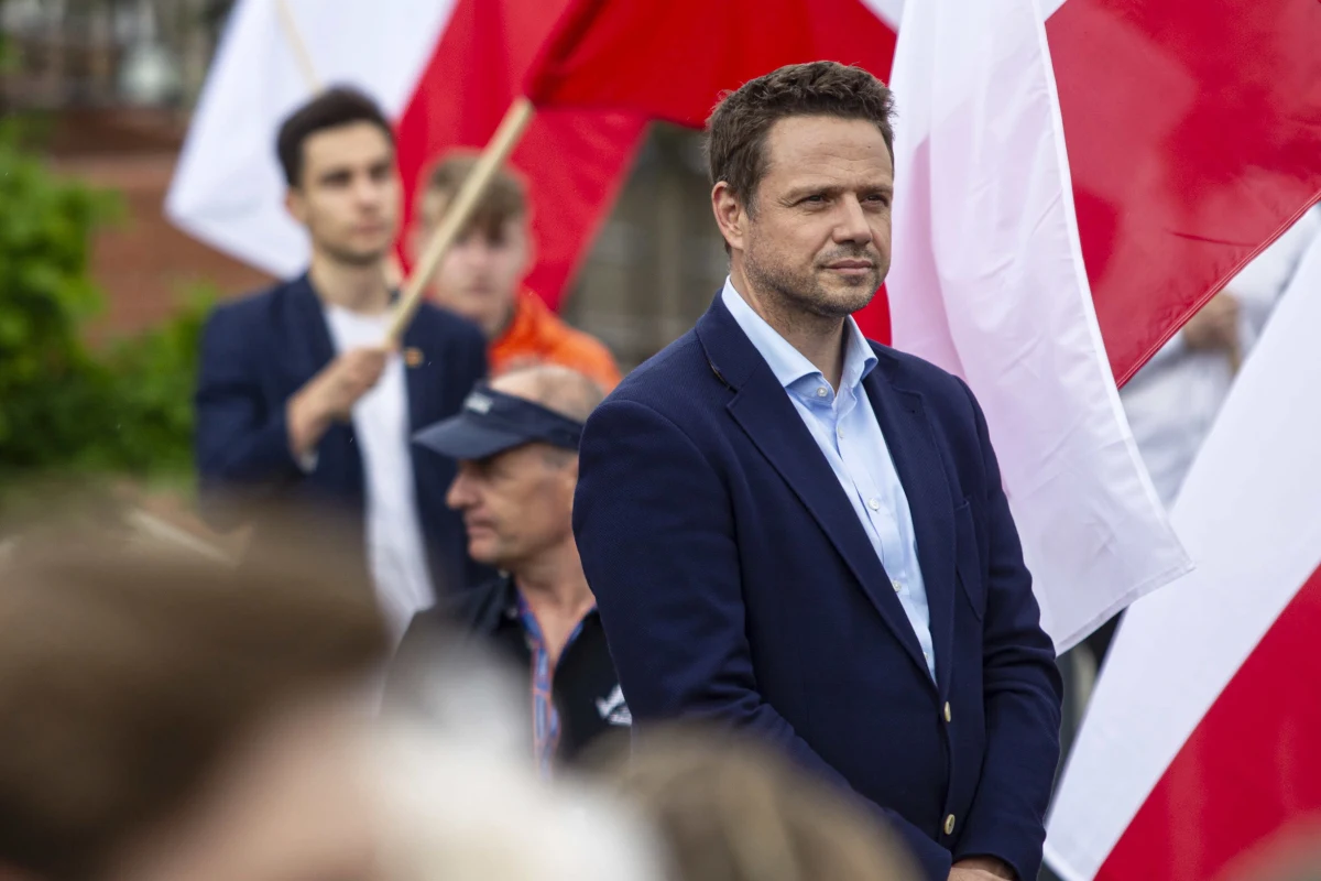 Prezydent Warszawy Rafał Trzaskowski cieszy się największym zaufaniem na poziomie 40,6 proc. - wynika z sondażu IBRiS dla Onetu. Polityk PO wyprzedza o 0,1 proc. premiera Mateusza Morawieckiego i prezydenta Andrzeja Dudę.