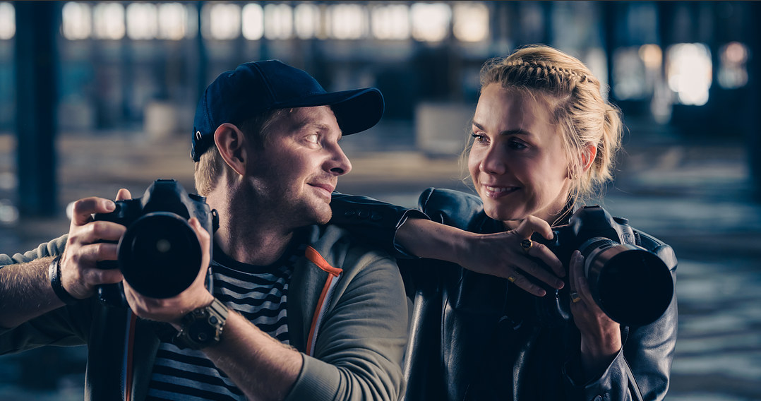 Nowy film w reżyserii Marii Sadowskiej "Miłość na pierwszą stronę" rozgrywa się m.in. w środowisku paparazzich. Odtwórczyni głównej roli, Olga Bołądź, a także Rafał Zawierucha, którzy wcielają się w tego typu fotoreporterów, odrobili lekcję przed wejściem na plan. Spędzili dzień z prawdziwym paparazzo, jeżdżąc z nim po Warszawie, robiąc zdjęcia swoim kolegom z show-biznesu i politykom.