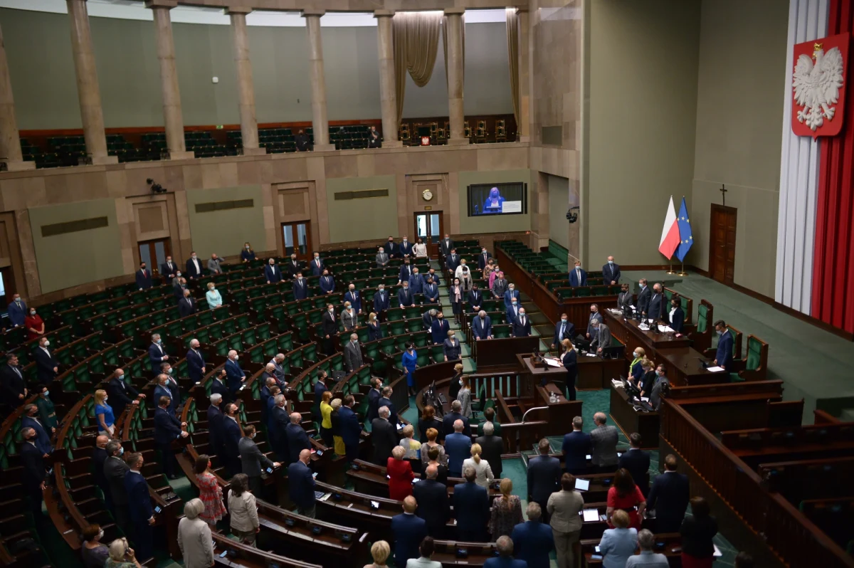 Po południu Sejm ma głosować nad wyborem Rzecznika Praw Obywatelskich. W piątej już próbie na stanowisko RPO kandydują proponowana przez PiS senator niezależna Lidia Staroń i popierany przez kluby opozycji profesor Marcin Wiącek. Szanse obojga są bardzo wyrównane, a jak donosi dziennikarz RMF FM Tomasz Skory - w ostatniej chwili zmienił się nawet sposób głosowania.