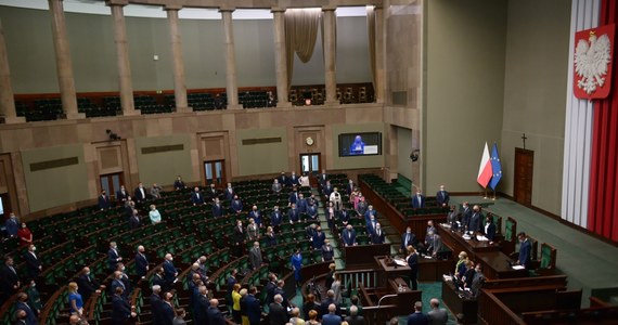 Po południu Sejm ma głosować nad wyborem Rzecznika Praw Obywatelskich. W piątej już próbie na stanowisko RPO kandydują proponowana przez PiS senator niezależna Lidia Staroń i popierany przez kluby opozycji profesor Marcin Wiącek. Szanse obojga są bardzo wyrównane, a jak donosi dziennikarz RMF FM Tomasz Skory - w ostatniej chwili zmienił się nawet sposób głosowania.