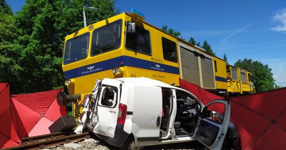 Policjanci wyjaśniają okoliczności tragicznego wypadku, do którego doszło na przejeździe kolejowym przy ulicy Kasztanowej w Brzeźnicy na Podkarpaciu. Młoda kobieta wjechała przed nadjeżdżający pociąg techniczny. 23-latka zginęła na miejscu.