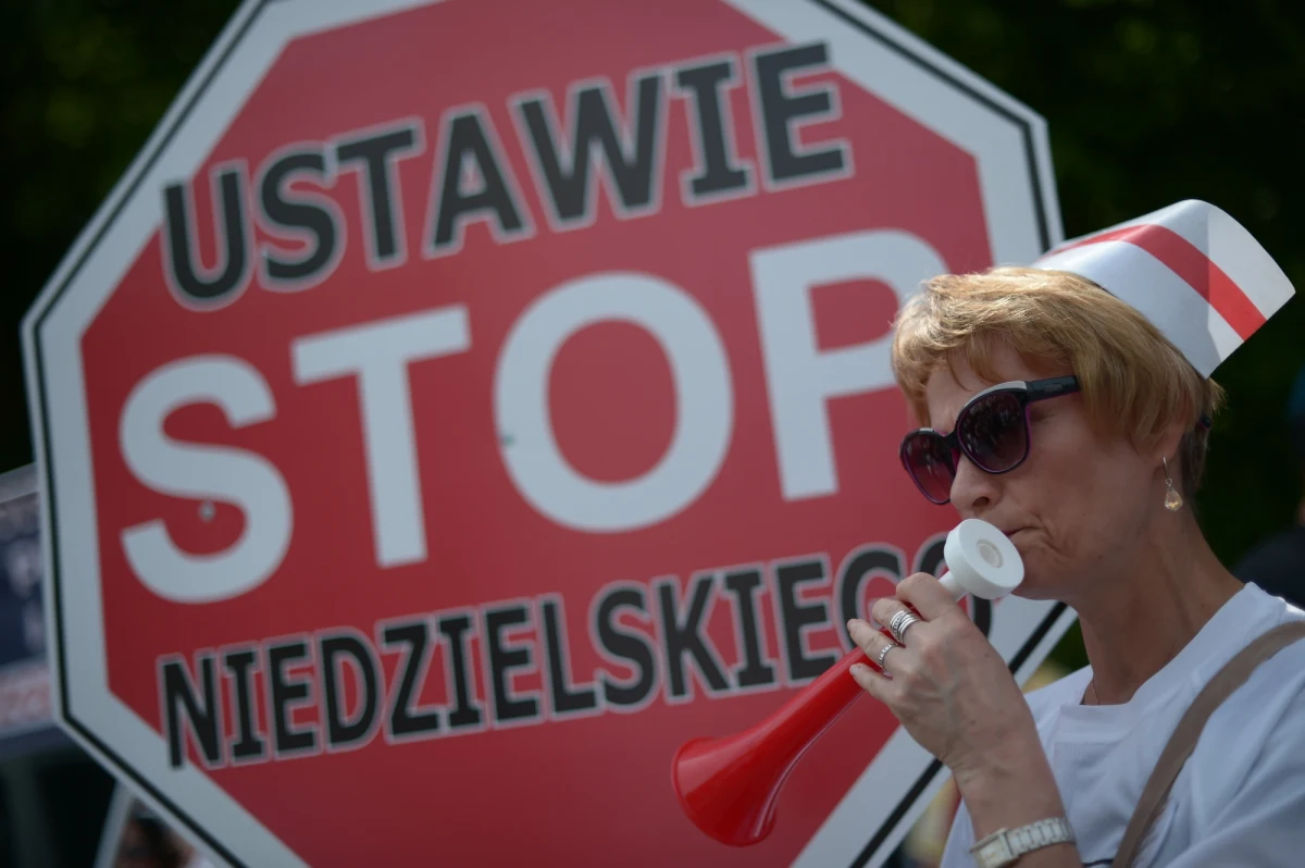 Kilkaset pielęgniarek protestuje przed Sejmem. Domagają się podwyżek, a to właśnie podczas dzisiejszego posiedzenia posłowie będą głosować w tej sprawie.
