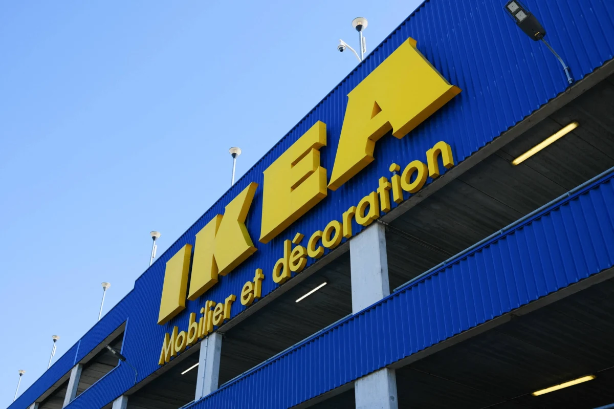 Trybunał Karny w Wersalu skazał firmę Ikea France na milion euro grzywny, a jednego z jej byłych dyrektorów na dwa lata więzienia w zawieszeniu oraz 50 tys. euro grzywny. Trybunał uznał francuską filię szwedzkiego giganta meblowego winną szpiegowania kilkuset pracowników, w tym związkowców w latach 2009-2012.