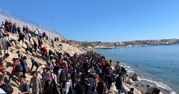 Rząd Hiszpanii rozważa przyłączenie swoich północnoafrykańskich enklaw Ceuty i Melilli do Strefy Schengen, poinformowała we wtorek szefowa dyplomacji tego kraju Arancha Gonzalez Laya. Szefowa hiszpańskiej dyplomacji potwierdziła, że plany te mają związek z nasilającym się konfliktem z Marokiem. Sytuacja na granicy enklaw jest coraz gorsza, kolejne starcia policji z nielegalnymi imigrantami.