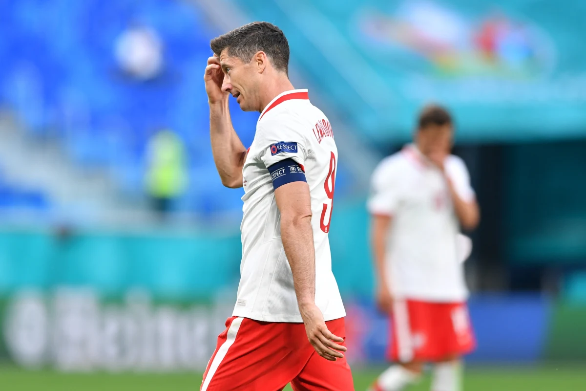 "Będziemy robić wszystko, żeby w pozostałych spotkaniach wyglądało to lepiej. Walczymy dalej" - napisał Robert Lewandowski na Instagramie. Wczoraj Polska przegrała ze Słowacją 1:2 w pierwszym występie na piłkarskich mistrzostwach Europy Euro 2020.