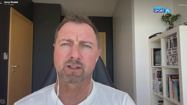 W meczu ze Słowacją zawiedli liderzy, w trudnych momentach nie można chować głowy w piasek. Jaki jest Robert Lewandowski wszyscy wiemy, walczymy o niego w Europie i na świecie twierdząc, że należą się mu Złota Piłka i Złote Buty. Teraz jednak daje argumenty na kontrę, argumenty malkontentom i krytykom. Słowacy go doskonale rozszyfrowali, wiedzieli, że jest bardzo groźny w świetle bramki, natomiast jest bezużyteczny w grze jeden na jednego, że to mu sprawia problem. Podwojeni krycie spowodowało, że Robert był bez szans. A to się bierze z desperacji. Kiedy zespołowi nie idzie, Robert chce pokazać charakter, doświadczenie, chce wziąć ciężar gry na siebie. A to nie jest jego rola, stąd te słowa krytyki pod jego adresem. Po meczu ze Słowacją pewnie są one uzasadnione - powiedział Jerzy Dudek, były bramkarz reprezentacji Polski.