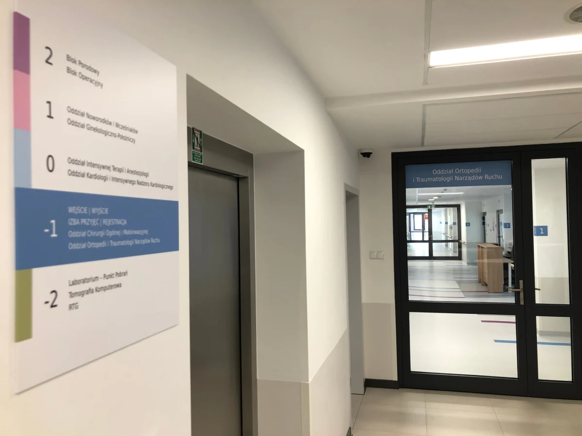 W wielkopolskim Gnieźnie, po 15 latach od wbicia pierwszej łopaty na placu budowy – otwarto dziś nowe skrzydło szpitala Pomnik Chrztu Polski. Nowoczesny budynek ma siedem kondygnacji. Docelowo będzie w nim 200 łóżek dla pacjentów, a na dachu będą mogły lądować śmigłowce Lotniczego Pogotowia Ratunkowego. Oprócz części ratunkowej w budynku są: nowoczesna porodówka, oddział położniczy, chirurgia, kardiologia, pracownie diagnostyczne i oddział intensywnej opieki medycznej. W przypadku tego ostatniego – jest jednak sporo znaków zapytania. Lekarze obawiają się, że w najbliższej przyszłości będzie świecił pustkami. Powód: braki kadrowe wśród anestezjologów. 