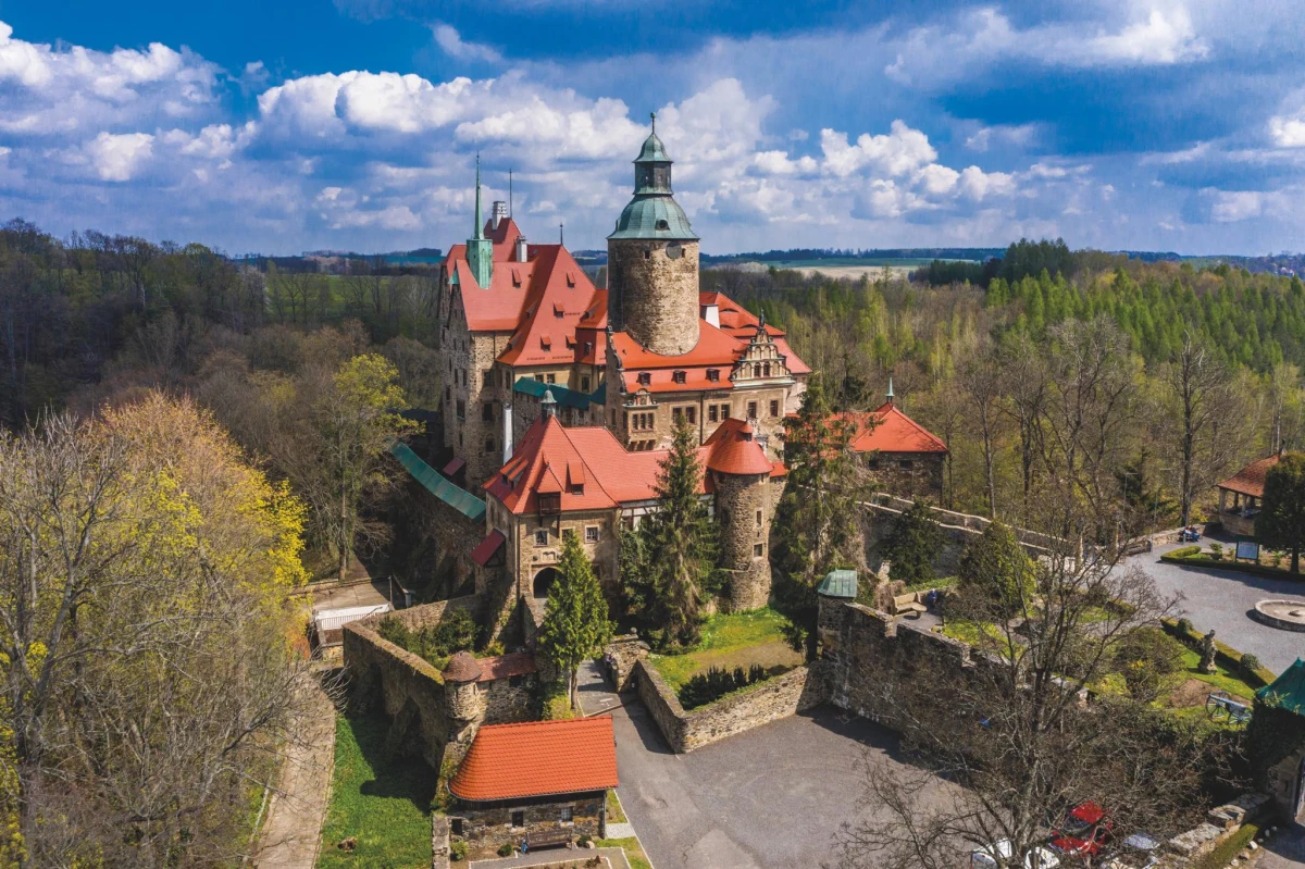 Kolejne tajemnice dolnośląskiego Zamku Czocha odkryte. Za pomocą najnowszej technologii inżynierowie przenieśli obiekt w wirtualną przestrzeń, aby dokonać drobiazgowej analizy architektury. 