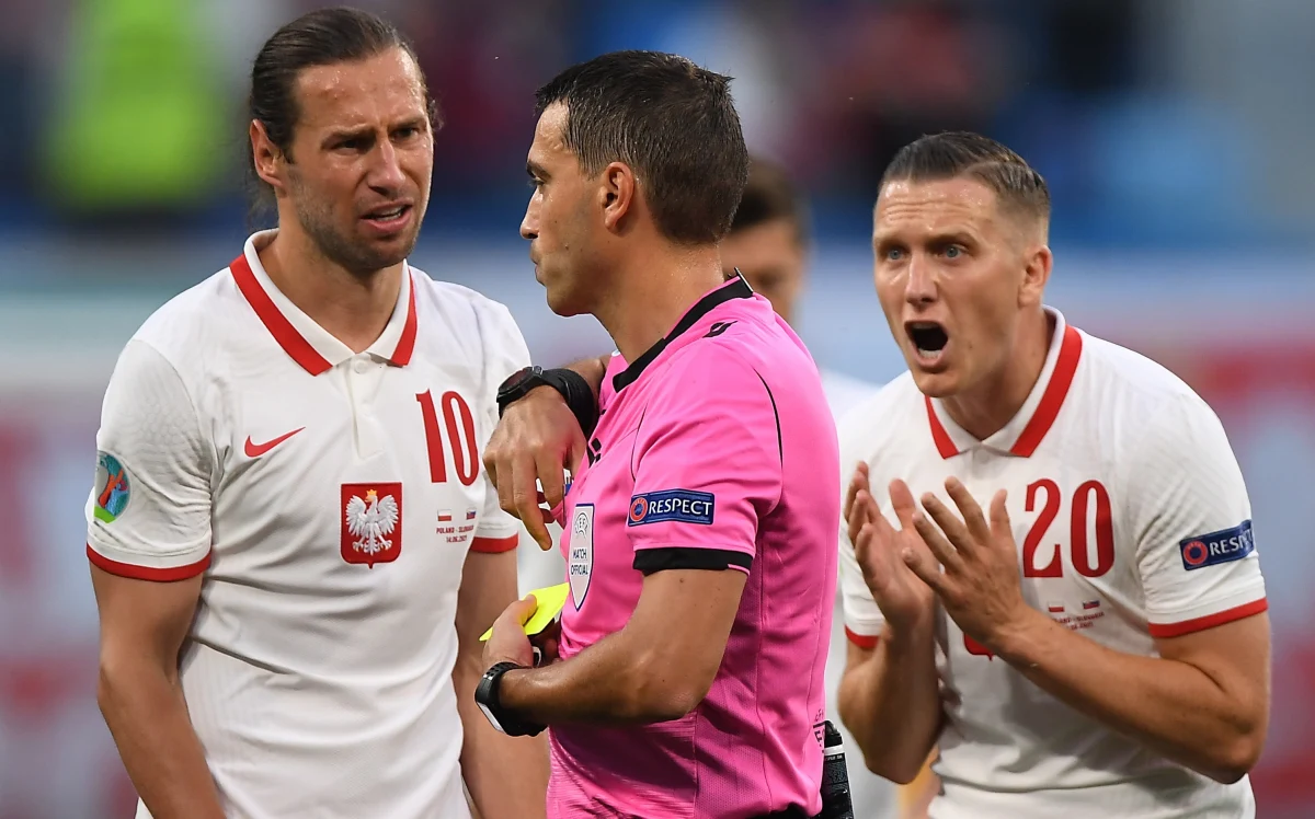 Grzegorz Krychowiak nie ukrywa, że w przegranym ze Słowacją 1:2 pierwszym meczu piłkarskich mistrzostw Europy popełnił poważny błąd. "Ostatnia noc była dla mnie bardzo trudna, bo może on pokrzyżować realizację założonych przez nas celów" - powiedział pomocnik reprezentacji Polski.