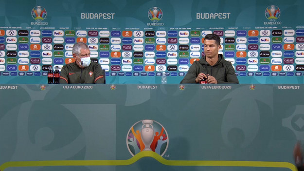 Zachowanie Cristiano Ronaldo wzbudziło spore zamieszanie przed konferencją prasową. Usunięcie butelek z napojem jednego ze sponsorów wywołało konsternację, ale wielu tłumaczyło to faktem, że piłkarz propaguje zdrowy tryb życia i zastąpił słodzony napój czystą wodą. Część kibiców spojrzała na to bardzo przychylnie, w końcu obecnie jest to bardzo modne.

Jednak dziennikarze bywają czasem bezlitośni i znaleźli, że Cristiano Ronaldo nie zawsze był tak mocno zaangażowany w zdrowy tryb życia. Współpracujący z "New York Timesem" Tariq Panja w mediach społecznościowych przypomniał reklamę, w której wystąpił Portugalczyk, promując znaną sieć fast foodów. Piłkarz zachwalał smażone kurczaki, które przecież do najzdrowszych nie należą.

