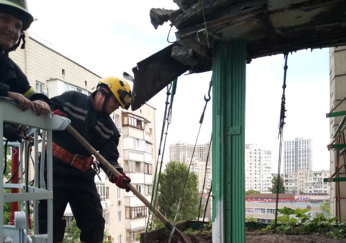 Mieszkaniec jednego z bloków w stolicy Ukrainy, Kijowie, wypełnił swój balkon prawie toną ziemi i uprawiał na nim truskawki. Pod ciężarem konstrukcja runęła. Lokalne władze zapewniły jednak, że nie ucierpiał nikt z sąsiadów ani przechodniów.