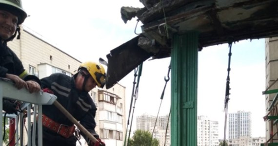 Mieszkaniec jednego z bloków w stolicy Ukrainy, Kijowie, wypełnił swój balkon prawie toną ziemi i uprawiał na nim truskawki. Pod ciężarem konstrukcja runęła. Lokalne władze zapewniły jednak, że nie ucierpiał nikt z sąsiadów ani przechodniów.