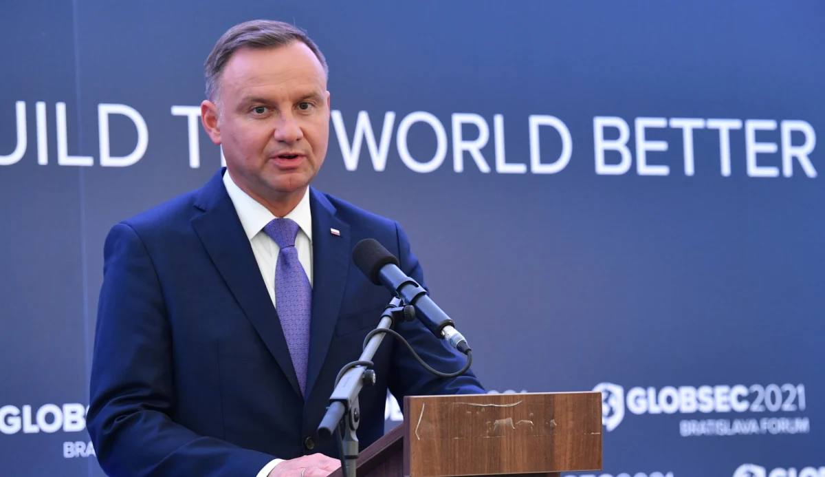 Andrzej Duda podczas wizyty w Bratysławie powiedział, że obecnie w Polsce notuje się podobną liczbę przypadków zakażeń koronawirusem, jak podczas pierwszej fali pandemii, a “w zeszłym roku nie mieliśmy szczepionki". Prezydent zastanawiał się, czy na mniejszą liczbę zakażeń wpływu nie miały “inne warunki atmosferyczne". Słowa głowy państwa wywołały kontrowersje.