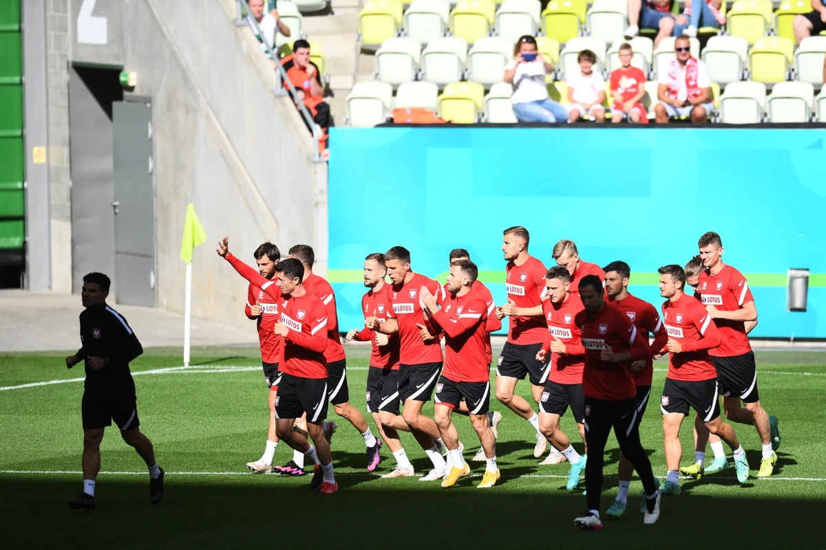 Podczas wtorkowego treningu reprezentacji na Polsat Plus Arenie Gdańsk Robert Lewandowski rozmawiał z prezesem Polskiego Związku Piłki Nożnej Zbigniewem Bońkiem oraz dziećmi. W zajęciach nie uczestniczył jedynie bramkarz Łukasz Fabiański.