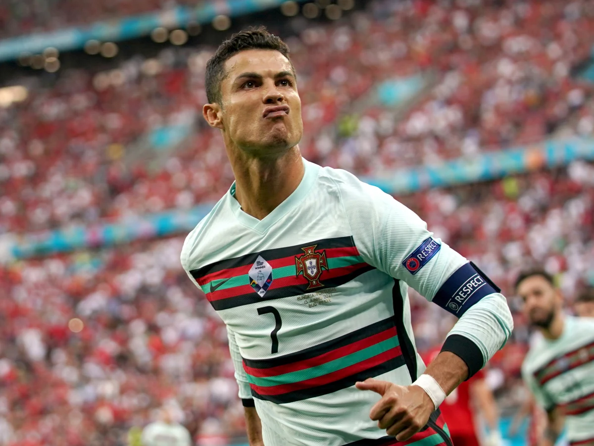 Portugalczyk Cristiano Ronaldo został najlepszym strzelcem w historii piłkarskich mistrzostw Europy. We wtorek zdobył dwie bramki w meczu z Węgrami (3:0), a łącznie ma ich na koncie 11. Przed tym turniejem dzielił rekord dziewięciu goli z Francuzem Michelem Platinim.