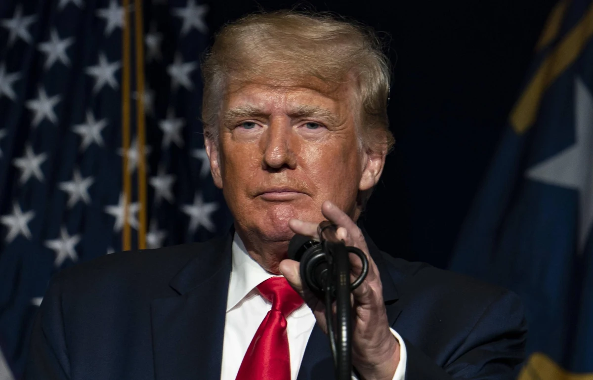 Były prezydent USA Donald Trump naciskał na szefa ministerstwa sprawiedliwości i prokuratora generalnego Jeffreya Rosena, by działał w kierunku odwrócenia wyniku wyborów prezydenckich - wynika z maili ujawnionych we wtorek przez komisję Izby Reprezentantów ds. nadzoru. Trump chciał unieważnienia wyników w kluczowych stanach.