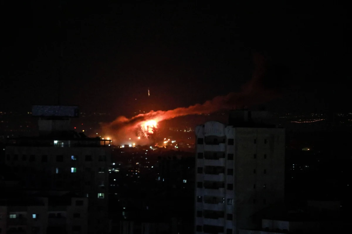 Izraelska armia poinformowała, że jej samolot zaatakował uzbrojone oddziały Hamasu w Strefie Gazy w odpowiedzi na wystrzelenie bomb zapalających z jej terytorium, które spowodowały pożary na polach w południowym Izraelu.Atak na palestyński obóz szkoleniowy potwierdziła stacja radiowa Hamasu. 