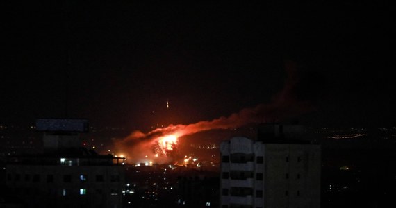 Izraelska armia poinformowała, że jej samolot zaatakował uzbrojone oddziały Hamasu w Strefie Gazy w odpowiedzi na wystrzelenie bomb zapalających z jej terytorium, które spowodowały pożary na polach w południowym Izraelu.Atak na palestyński obóz szkoleniowy potwierdziła stacja radiowa Hamasu. 