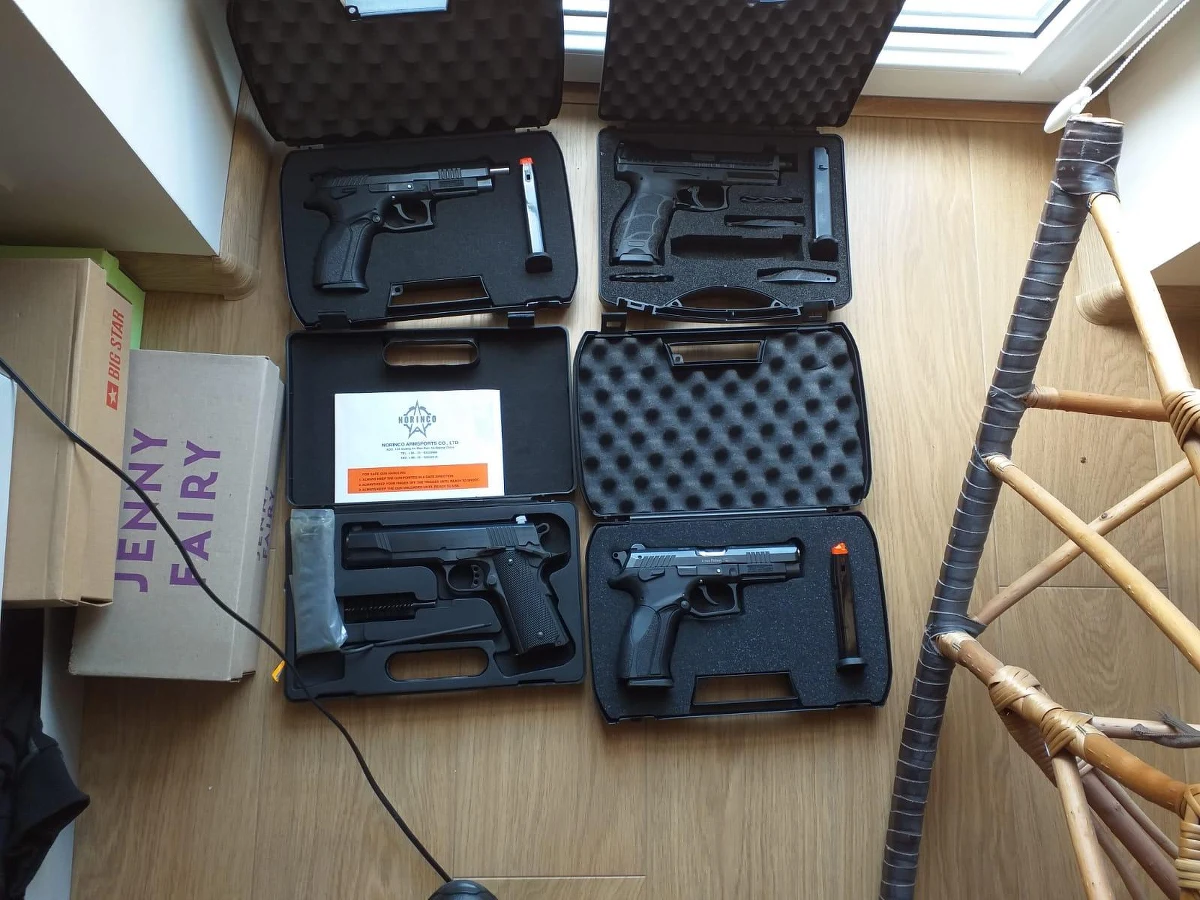 Gang handlarzy bronią rozbity. Służby przejęły blisko sto sztuk różnego rodzaju broni palnej i kilka tysięcy sztuk amunicji różnego kalibru. W związku ze sprawą funkcjonariusze Nadbużańskiego Oddziału Straży Granicznej oraz Komendy Wojewódzkiej Policji i Agencji Bezpieczeństwa Wewnętrznego zatrzymali na polecenie prokuratury dwanaście osób. 