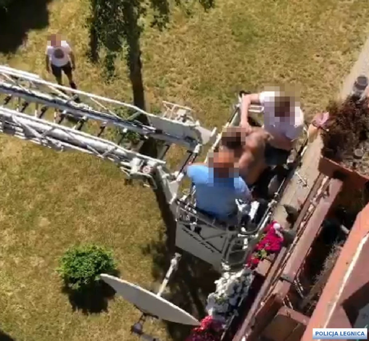 Mężczyzna podejrzany o liczne przestępstwa został zatrzymany w Legnicy. Na widok policjantów zaczął uciekać po balkonach swojego bloku. Po akcji policja przeszukała jego mieszkanie, znaleziono narkotyki, sprzęt do kradzieży pojazdów, karabinek oraz amunicję.

