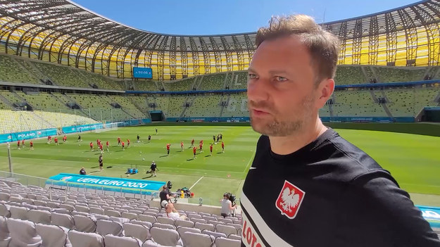 Rzecznik PZPN Jakub Kwiatkowski w rozmowie z dziennikarzami o kontuzji Łukasza Fabiańskiego przed meczem Hiszpania - Polska.