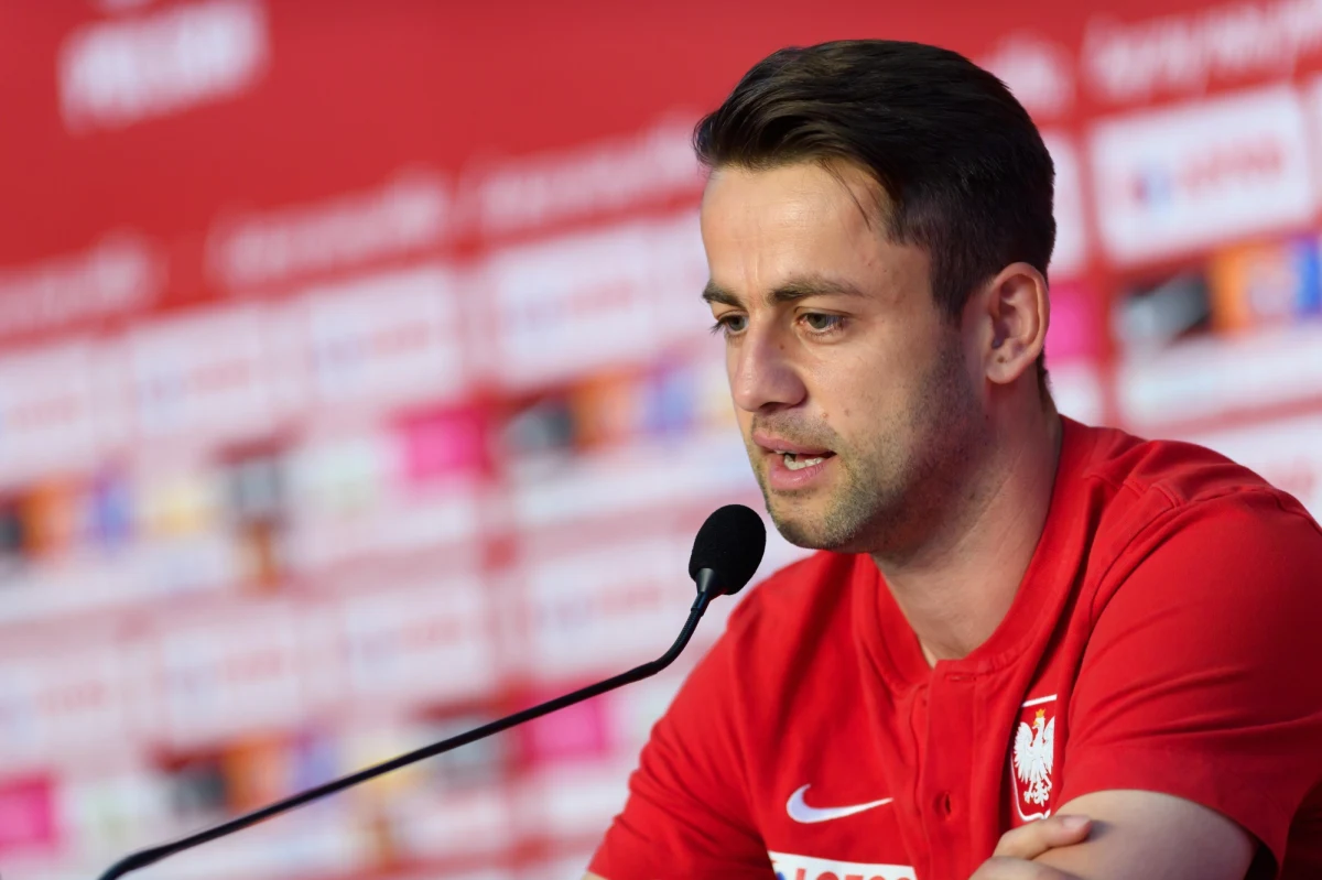 Łukasz Fabiański nie będzie brany pod uwagę przy ustalaniu składu na sobotni mecz piłkarskich mistrzostw Europy w Sewilli z Hiszpanią. Bramkarz reprezentacji Polski nabawił się kontuzji mięśniowej na rozgrzewce przed poniedziałkowym pierwszym meczem ze Słowacją.