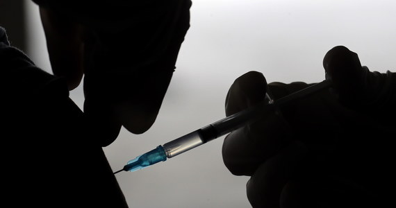 Dwie dawki szczepionki przeciwko Covid-19 niemal całkowicie chronią przed hospitalizacją w razie zakażenia wariantem Delta koronawirusa – wynika z najnowszych badań opublikowanych przez Public Health England.