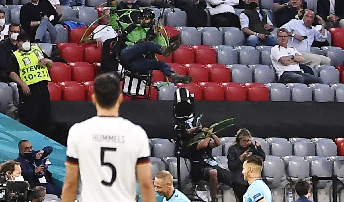 ​Tuż przed wtorkowym meczem Niemcy-Francja w ramach piłkarskich Mistrzostw Europy na murawie boiska w Monachium wylądował na paralotni aktywista organizacji Greenpeace. Podczas lotu nad obiektem zbliżył się niebezpiecznie do widzów, dwie osoby odniosły obrażenia. Mężczyznę aresztowano, a Greenpeace przeprosił za akcję.