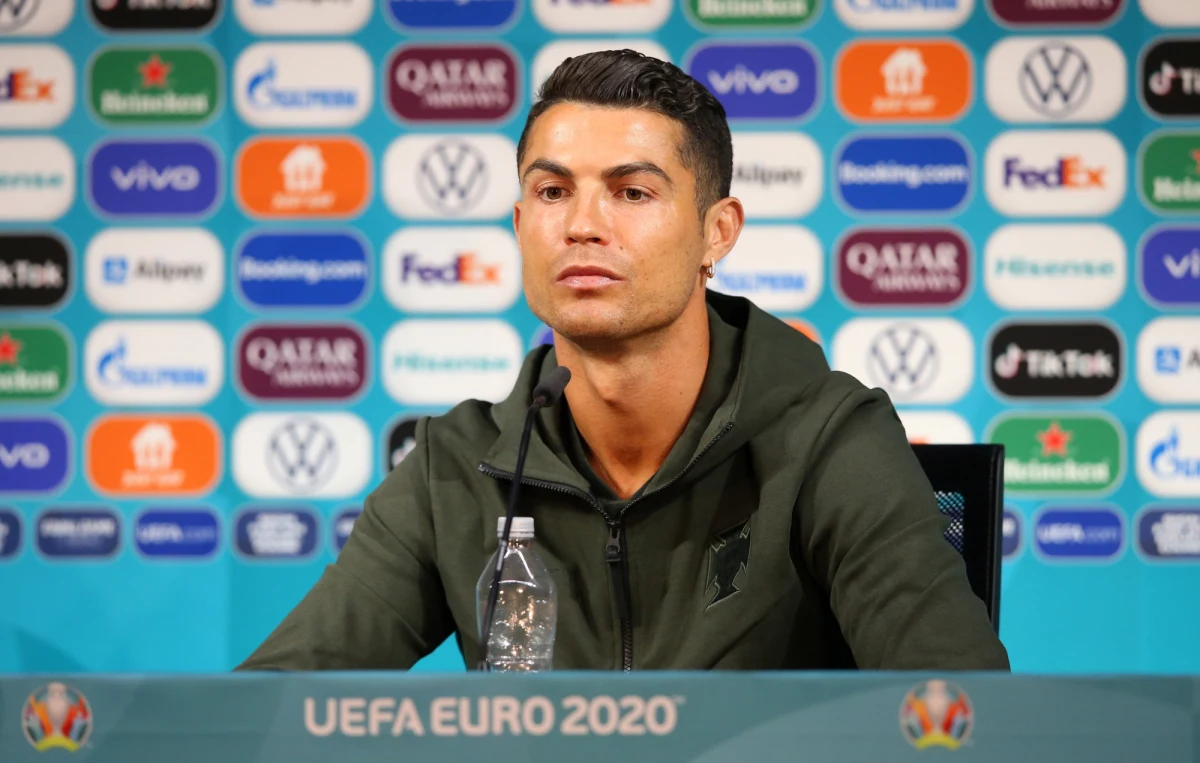 Cristiano Ronaldo jednym gestem wpłynął na światowe giełdy – i zaszkodził spożywczemu gigantowi. Wystarczyło, że w czasie konferencji prasowej odstawił butelki z gazowanym napojem.