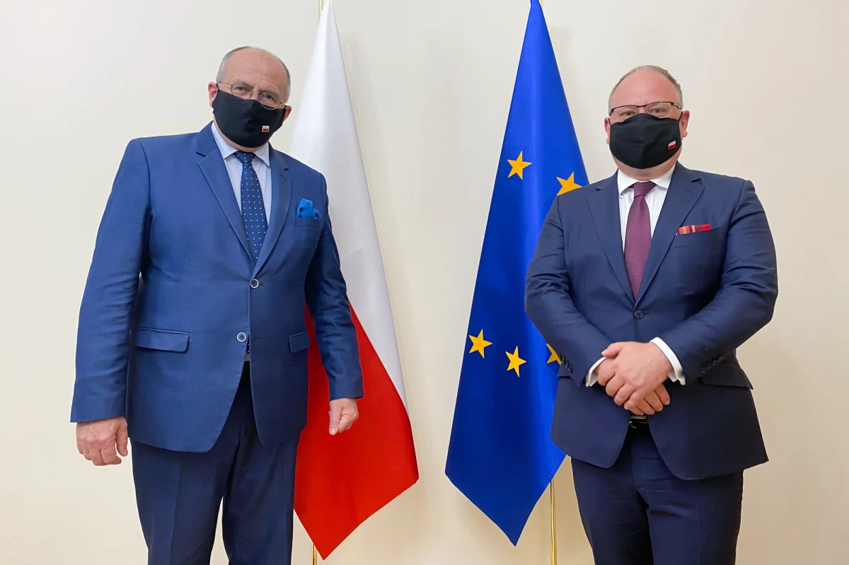 Arkady Rzegocki podziękował za zaufanie i powołanie do pełnienia nowej funkcji. "Dziękuję ministrowi Zbigniewowi Rauowi za zaufanie i powołanie do pełnienia nowej misji. Zobowiązuję się, że nie ustanę w wysiłkach na rzecz budowania profesjonalnej i nowoczesnej służby zagranicznej na miarę XXI wieku. Dyplomacji polskiej racji stanu" - napisał w środę na Twitterze.