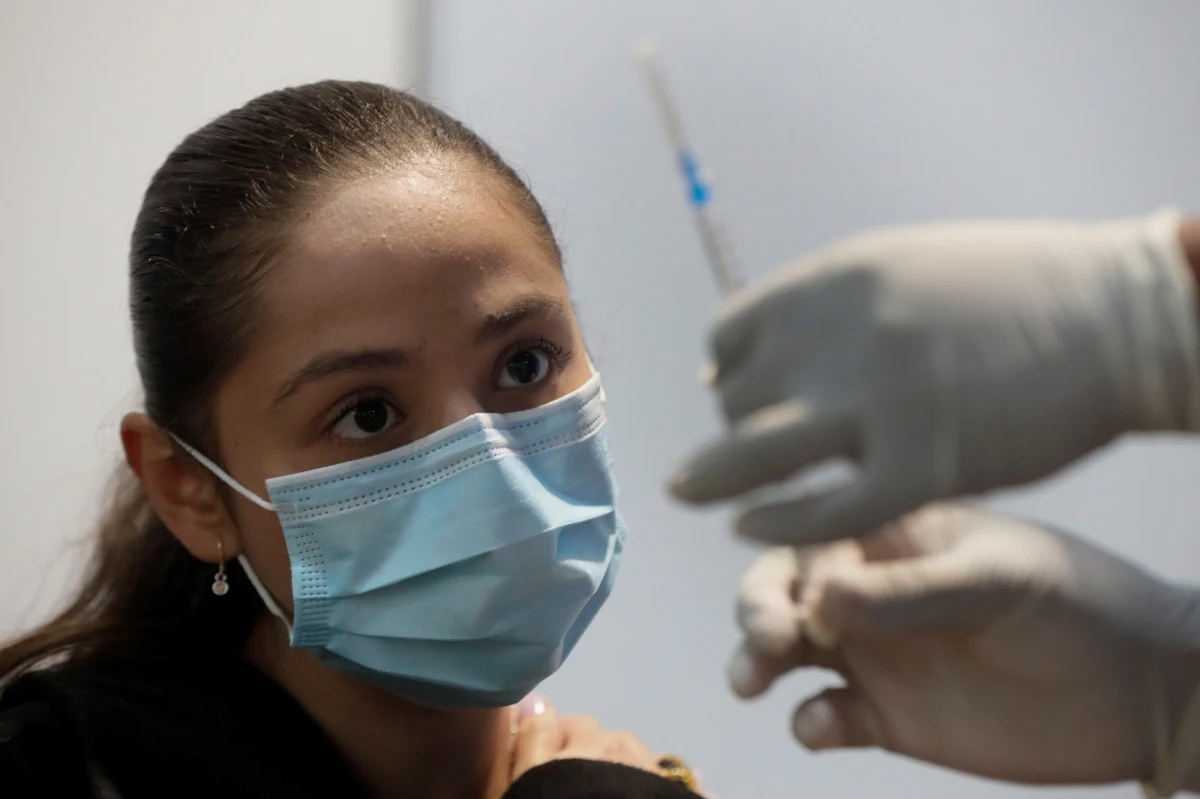 To jest sprawa cały czas otwarta, nie mamy przesądzonej żadnej decyzji - powiedział minister zdrowia Adam Niedzielski. O konieczności podania trzeciej dawki mówi coraz więcej ekspertów za granicą, ale też w Polsce. 