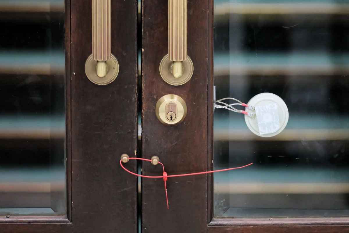 Sejmowa debata w sprawie cyberbezpieczeństwa przepełniona emocjami. Część posłów Koalicji Obywatelskiej, Lewicy i Konfederacji opuściła tajne posiedzenie Sejmu w proteście przeciwko temu, jak rząd prezentuję informację w tej sprawie. "Całość tego posiedzenia można nazwać kpiną" - ocenił Krzysztof Gawkowski. Opozycja twierdzi też, że rząd zamierza wprowadzić cenzurę w internecie i mocną kontrolę.