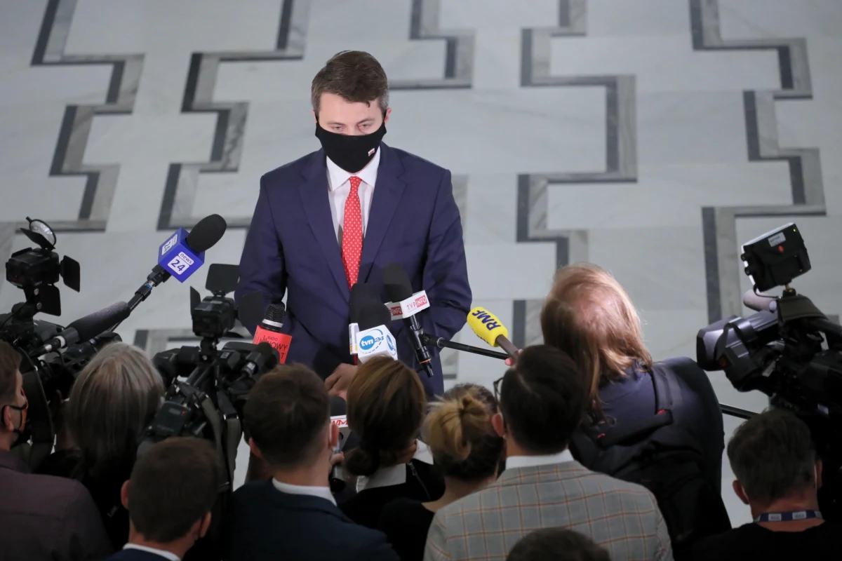 „Chciałbym serdecznie uczulić wszystkich dziennikarzy i całą opinię publiczną, że będziemy przez najbliższe tygodnie, a może nawet przez dłuższy okres przedmiotem – jako cała Polska, jako klasa polityczna od prawa do lewa, bez względu na barwy polityczne – bezprecedensowego ataku informacyjnego i dezinformacyjnego” – mówi po zakończeniu niejawnych obrad Sejmu w sprawie cyberbezpieczeństwa rzecznik rządu Piotr Müller.