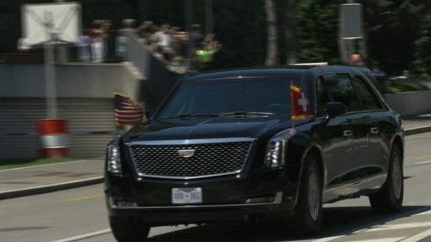 Materiał wideo z przejazdu kawalkady samochodów prezydenta USA, Joe Bidena, zmierzające na spotkanie z prezydentem Rosji Wladimirem Putinem. Rozmowy odbywają się w szwajcarskiej Genewie.