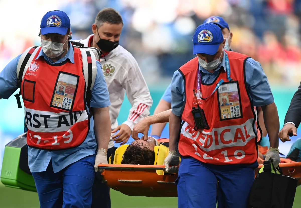 Piłkarze reprezentacji Rosji odnieśli pierwsze zwycięstwo w trwających mistrzostwach Europy. Niestety w trakcie spotkania urazu rdzenia kręgowego doznał Mario Fernandes. Piłkarz "Sbornej" trafił do szpitala.