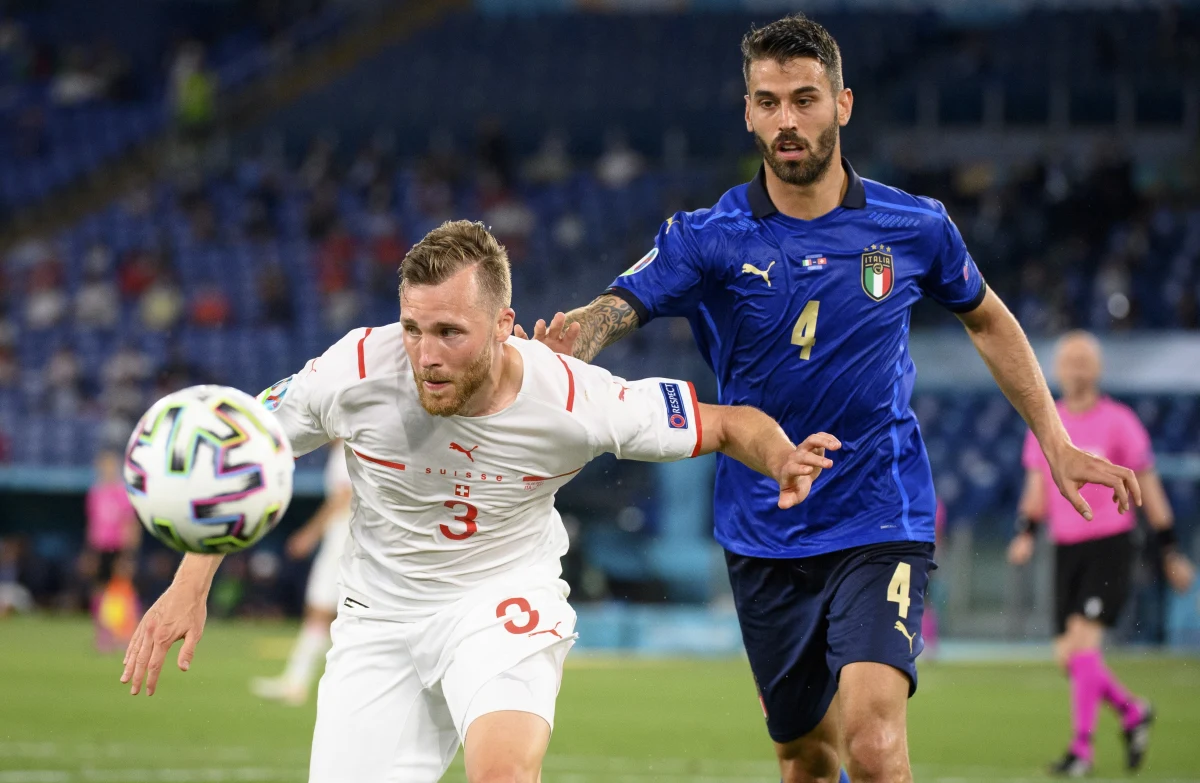 Reprezentacja Włoch w swoim drugim meczu grupowym przypieczętowała awans do 1/8 finału mistrzostw Europy. Po zwycięstwie 3:0 nad Turcją pokonała w takim samym stosunku Szwajcarię. Bohaterem spotkania na Stadionie Olimpijskim w Rzymie był Manuel Locatelli. 23-letni pomocnik Sassuolo dostał szansę gry na Euro, zastępując w podstawowym składzie wciąż leczącego kontuzję Marco Verrattiego. W środę zdobył dwie pierwsze bramki dla gospodarzy.