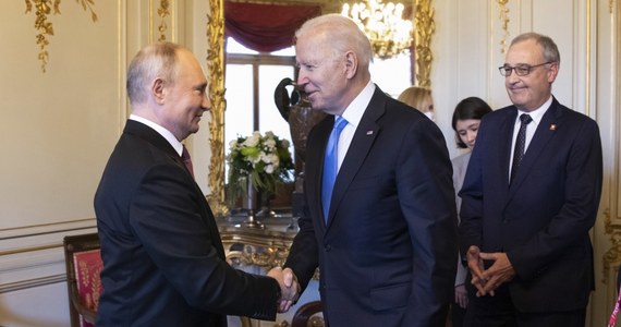 Na szczycie Biden – Putin nie doszło do przełomu – oceniają zgodnie po spotkaniu przywódców USA i Rosji w Genewie izraelscy komentatorzy. Zdaniem „Haarec”, Joe Biden poleciał do Genewy z nadzieją na ustalenie jasnych reguł rywalizacji. „(Chodziło) o powrót do relacji wrogiej, ale w sposób kontrolowany” – czytamy. Według "Jediot Achronot", za wygranego szczytu może uważać się Władimir Putin, bowiem kolejni prezydenci USA wciąż szukają porozumienia z nim. Gazeta zauważa, że przywódcy „silnego militarnie, ale słabego właściwie pod każdym innym względem” państwa oraz „ważnej i najbogatszej potęgi świata” rozmawiali „jakby byli sobie równi”.